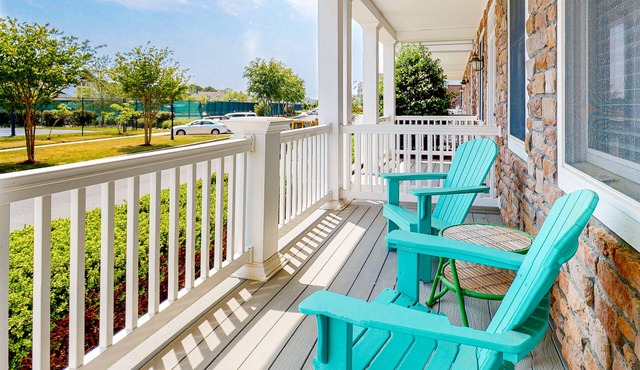 Bayside Resort townhouse w/gym, private gas grill, pool, and free WiFi