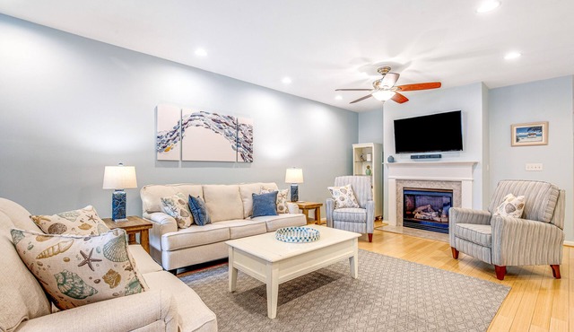 Bayside Resort townhouse with golf on-site, pool access, fireplace, & central AC