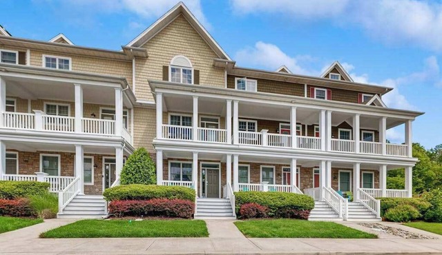 Bayside Resort townhouse w/balcony, free WiFi, pool, and golf on-site