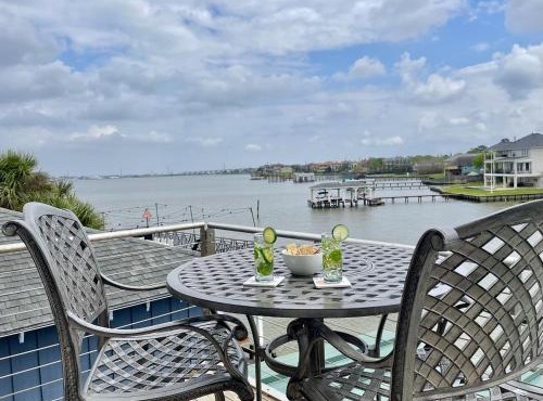 Bayside Retreat Bring your boat private boat ramp at this fabulous bayfront home