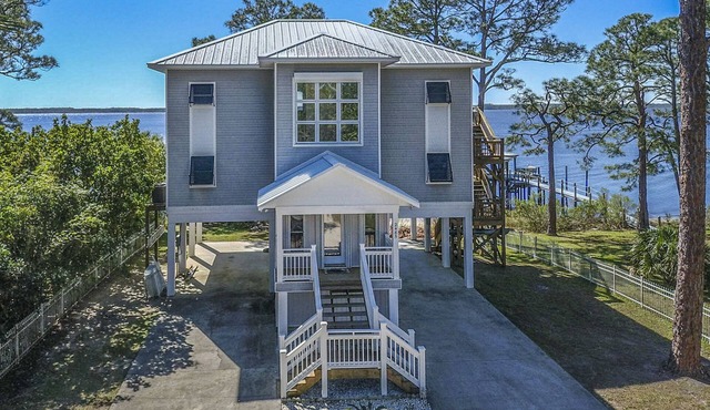 "Bayside Retreat" Panacea FL.Bay Front, Dock, 2 Large Porches, No Pets, Wifi