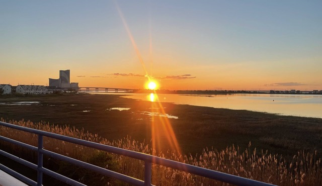 Bayside Retreat with Fabulous Views, Short walk to the Beach, Marvelous Sunsets