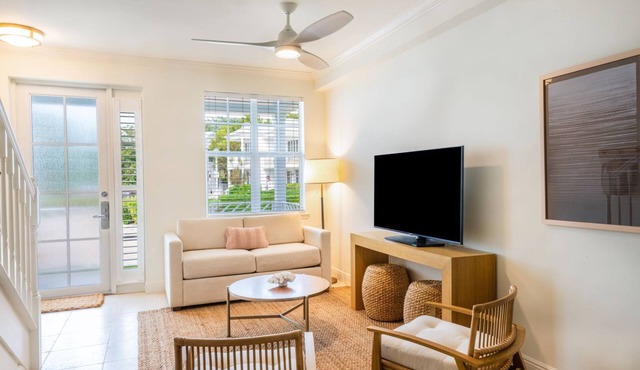 Bayside Tranquility: 3 Relaxing Villa w/Spacious Living Area & Kitchen