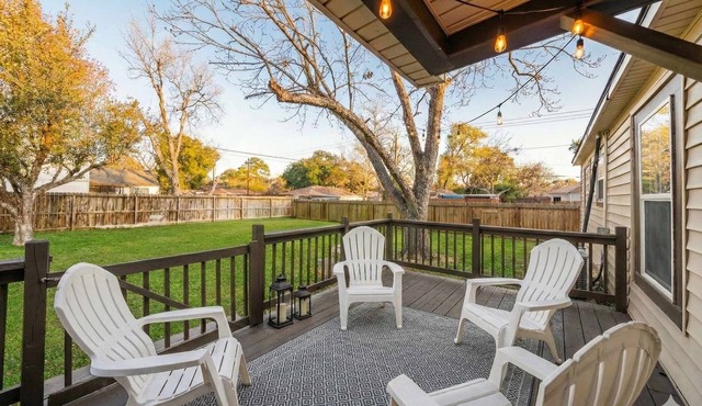 Baytown Cozy Home:Large Yard| Big Kitchen |BBQ|3BR