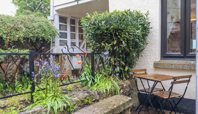 BAYTREE COTTAGE, pet friendly, with a garden in Chagford