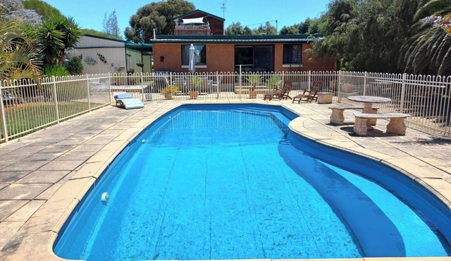 BayView Apartment come and relax on a rural property not far from the beach