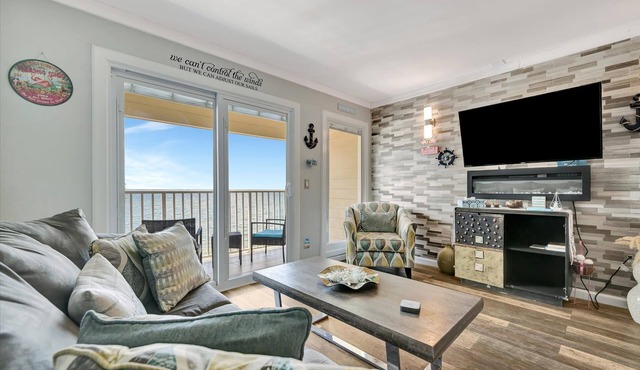 Bayview Balcony Condo, Heated Pool + Bar & Grill!