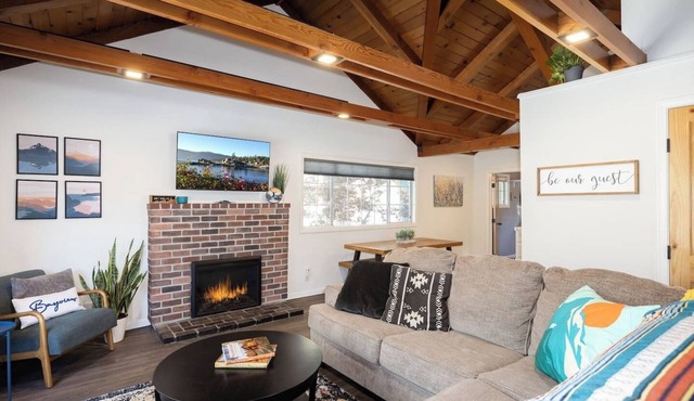 Bayview Bungalow | Kayaks | Walk to Lake | EV
