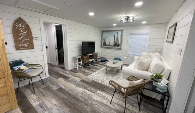 Bayview Cheerful Cottage-4 min from the beach! Pet friendly!