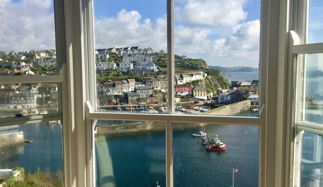 Bayview Cottage - Breathtaking Harbour and Sea Views, with Complimentary Parking