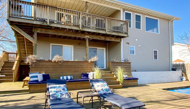 Bayview Getaway with Hot Tub & NYC Skyline View | 2 Min Walk to Beach
