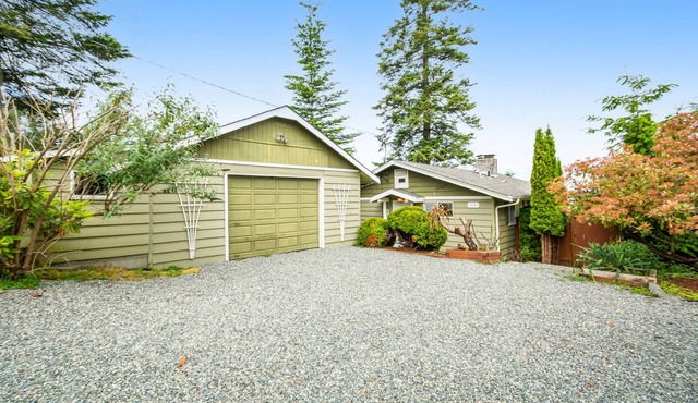 Bayview home near the border with a washer/dryer & deck - dogs welcome