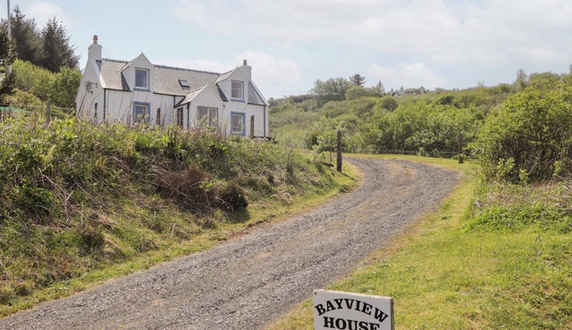 BAYVIEW HOUSE, family friendly, character holiday cottage in Carbost