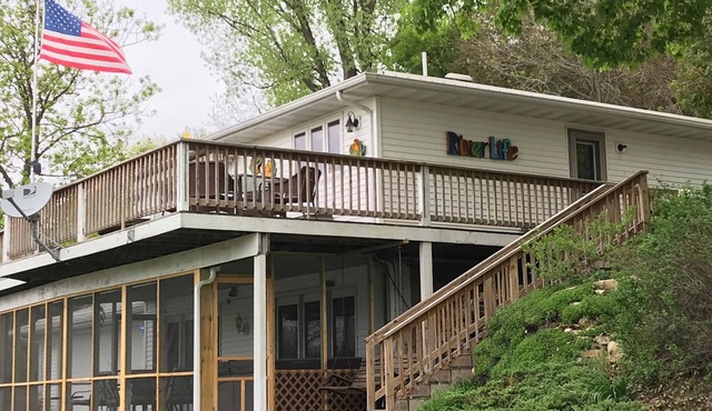 Bayview House, Mississippi River view with year-round HOT TUB in screen porch