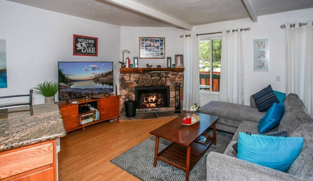 Bayview - Lakefront Complex, Walk to Lake, Heated Pool