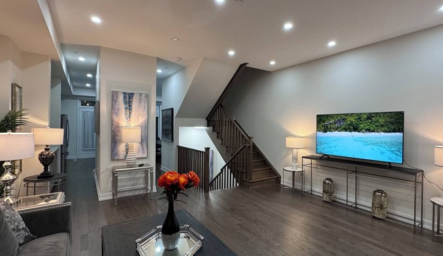 Bayview Luxury Stay | 8 Beds for 16 Guests | Richmond Hill Townhouse