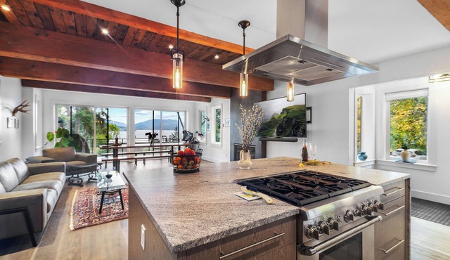 Bayview Modern Luxury by the Lake