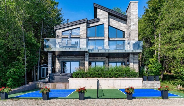 Bayview Oasis: Luxe Lakeside Escape w/Pickleball
