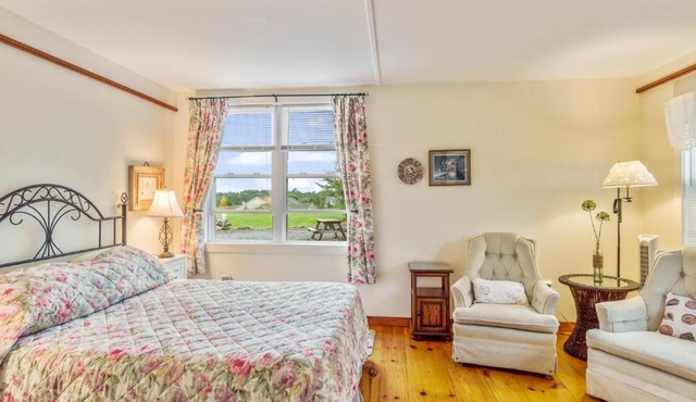 Bayview Pines Country Inn B&B