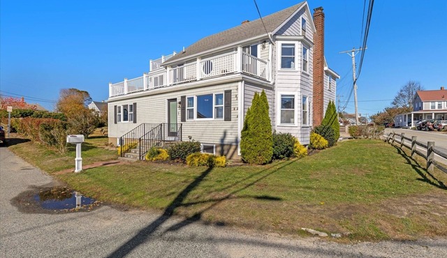 Bayview Retreat — Steps to the Beach with Ocean Views