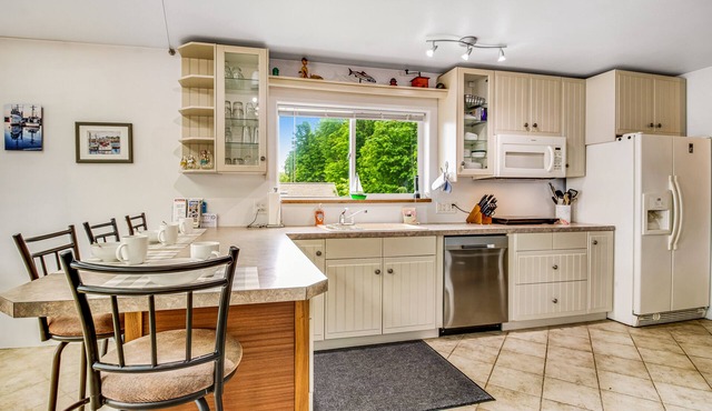 Bayview retreat with fast WiFi, a furnished deck, kitchenette, & washer/dryer
