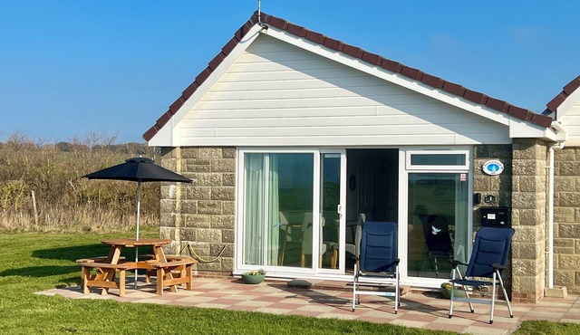 BAYVIEW self-catering coastal bungalow in rural West Wight