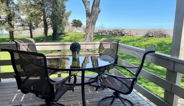 “Bayview Shores" Stylish Lakefront Ground Level!