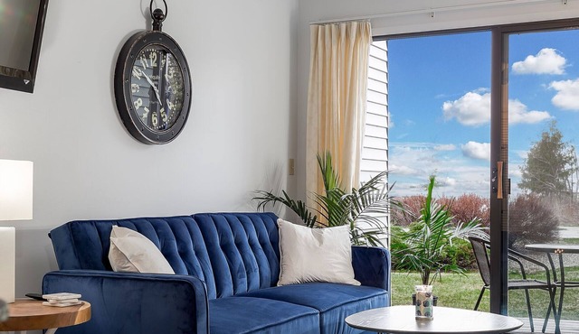 🏖️ Bayview Studio Retreat @ The Shores | Private Deck + Beach Access ➠ 5606