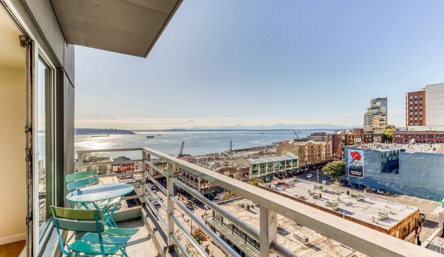 Bayview suite w/great views, walk score of 100 & shared indoor pool & hot tub