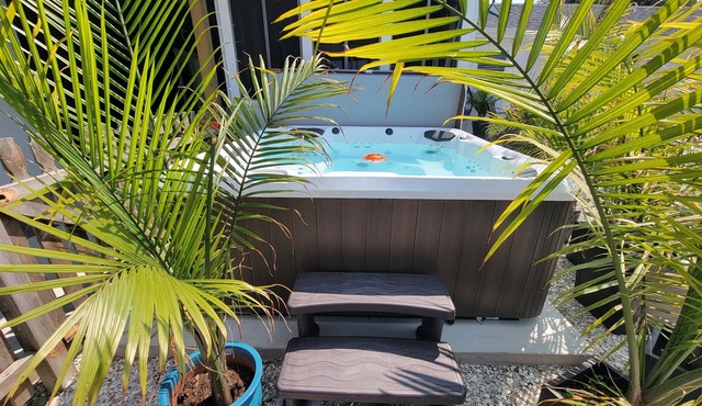 Bayview Sunset Cottage – Beach & Bay Across Street | Hot Tub & Pets Welcome