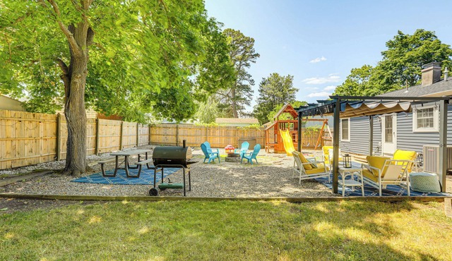 Bayville Getaway w/Fire Pit - 2 Mi to Beach!