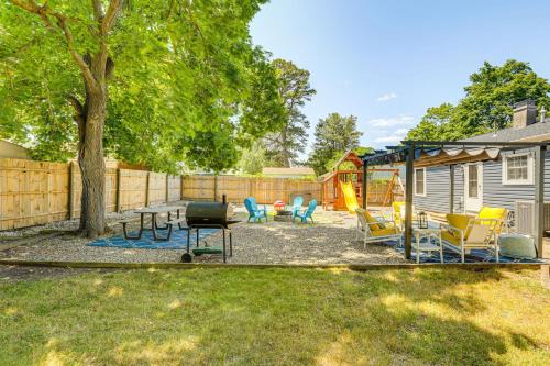 Bayville Getaway w/Fire Pit - 2 Mi to Beach!