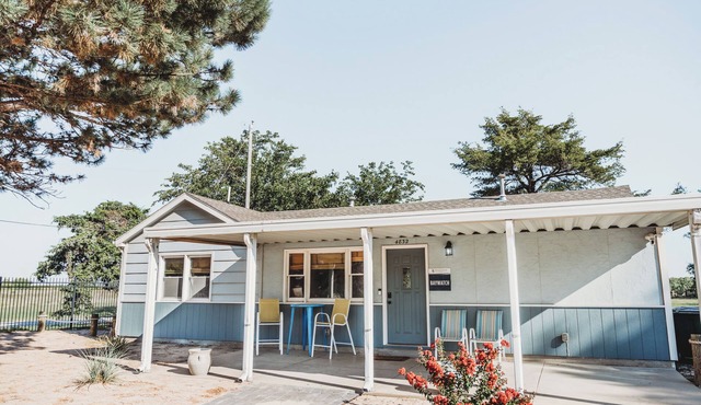 Baywatch House a Retro Charming 3-bedroom in delightful Wichita