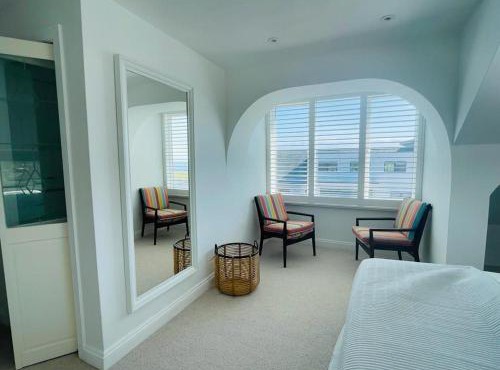 Baywatch Mawgan Porth Spacious Home sleeps 9, Games room, Parking & Garden