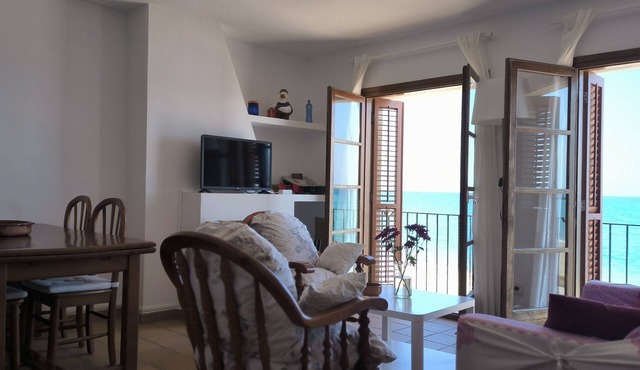 Baywatch Penthouse with Sea Views, Balcony and Wi-Fi