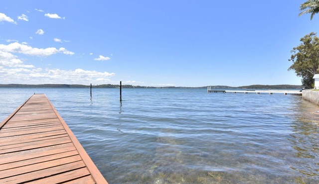 Baywatch Waterfront Lake Retreat with Private Jetty at Silverwater Lake Macqaurie