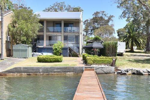 Baywatch Waterfront Lake Retreat with Private Jetty at Silverwater Lake Macqaurie