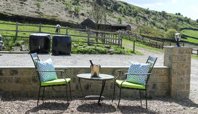 BAYWOOD COTTAGE, character holiday cottage in Cowling