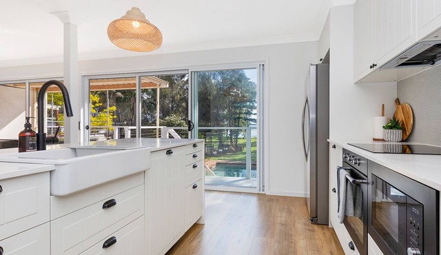 BB's Lake house - Waterfront reserve with Pool