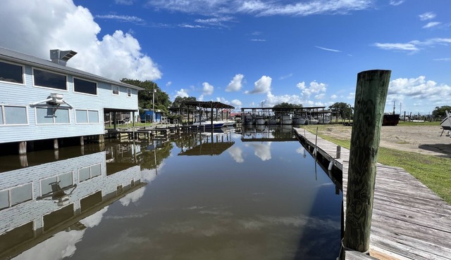 BB's Tiki Marina Cottage. Bring your boat! Great fishing area!