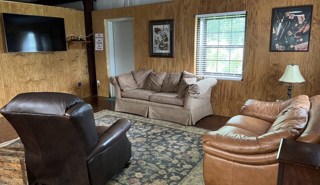 BBQ Barn with private drive and spacious parking