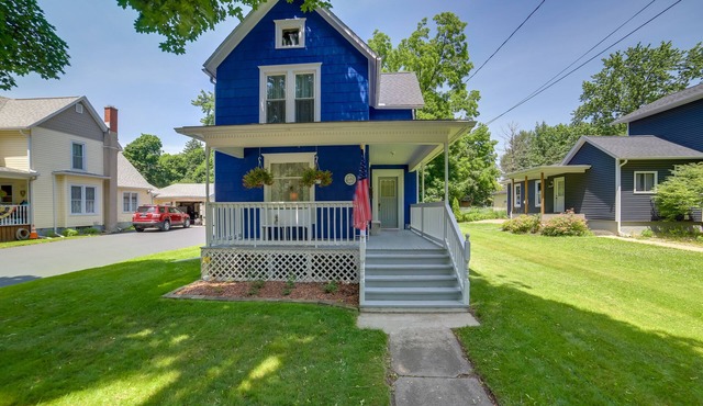 BBQ, Fire Pit & Yard: Family Home in Adrian