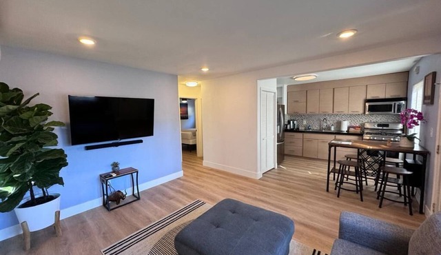 BBQ Grill, 5 mins to DT, Canyon Views, Parking