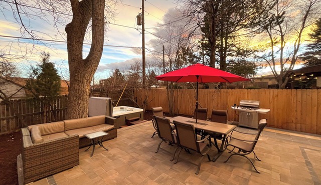 BBQ, Hot Tub, Patio, Sunroom + Games!
