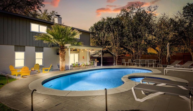 ●BBQ ●Pool & Hot Tub ●Fireplace ● Back Yard Oasis ●Game Rooms