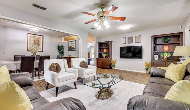 BBQ Ready: Hawthorne Home w/Screened-In Patio