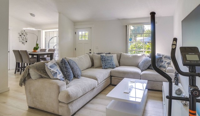 BBQ Ready Retreat w/Pool Access in Palm Harbor