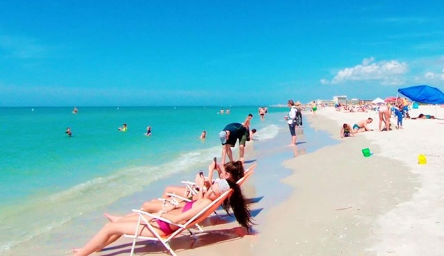 🐚BBR #10, Steps to the Beach, HTD Pool, Lrg Rm w/Living Rm, Kitchen & 4 Beds!