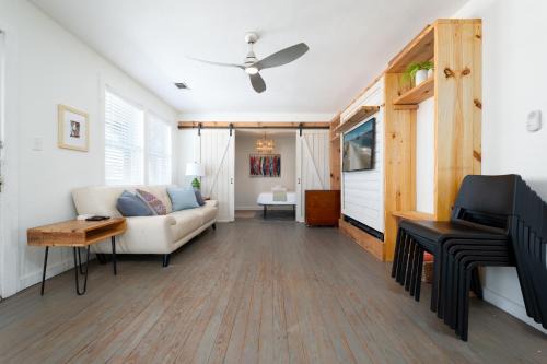 Be a Nomad - Charming bch cottage - 3 blks to bch