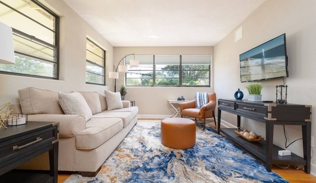 Be A Nomad/Newly renovated 1br apartment